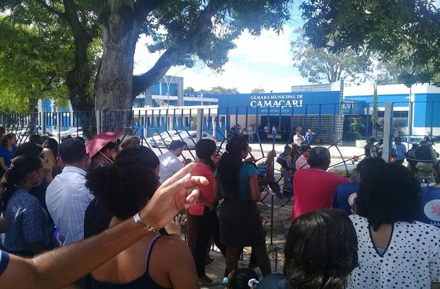 Polícia foi chamada para impedir entrada dos Servidores na Câmara de Vereadores (Foto: Facebook)
