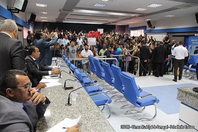 Servidores mostraram força e levaram a Câmara a recuar, suspendendo a sessão
