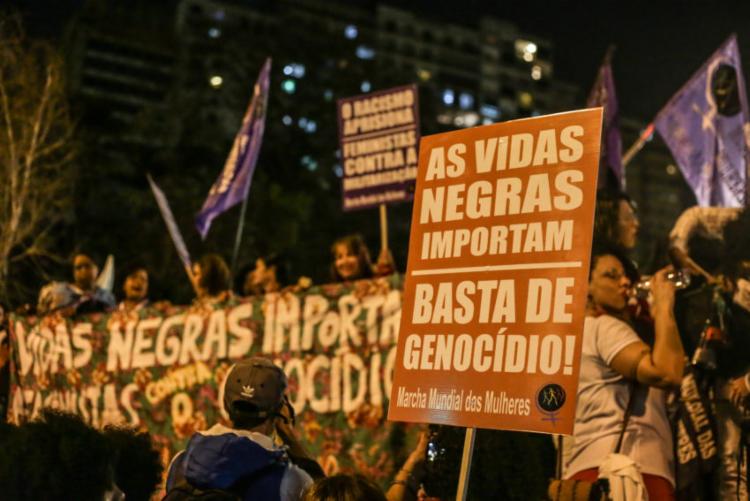 A taxa de homicídios entre mulheres de 15 a 29 anos é maior entre as negras A taxa de homicídios entre mulheres de 15 a 29 anos é maior entre as negras