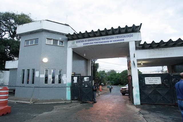 O detendo seguiu para um matagal que fica próximo à região (Foto: Margarida Neide l Ag. A TARDE) O detendo seguiu para um matagal que fica próximo à região (Foto: Margarida Neide l Ag. A TARDE)