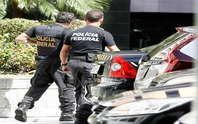 Policiais federais cumprem 14 mandados de busca e apreensão (Foto: Adilton Venegeroles | Ag. A TARDE)