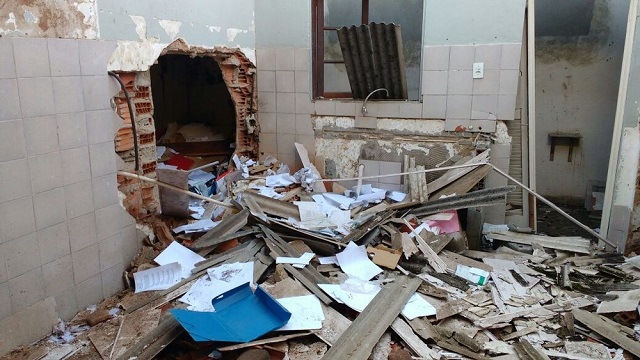 Casa que dá acesso fundos da agência também foi invadida (Foto: Arquivo pessoal) Casa que dá acesso fundos da agência também foi invadida (Foto: Arquivo pessoal)