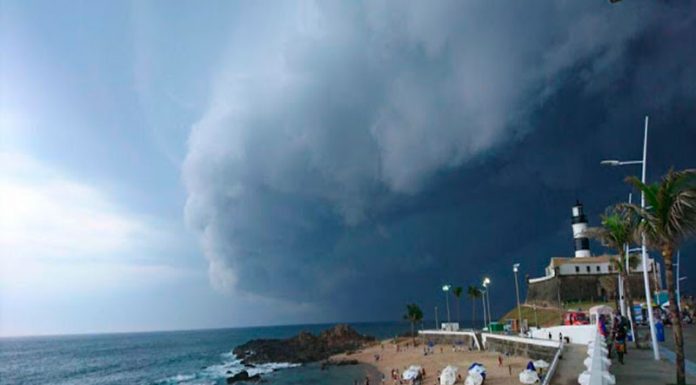 Ciclone Guará passa por Salvador