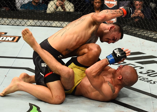 Max Holloway vence José Aldo por nocaute técnico e mantém título dos pesos-pena do UFC 218 (Foto: Getty Images) Max Holloway vence José Aldo por nocaute técnico e mantém título dos pesos-pena do UFC 218 (Foto: Getty Images)