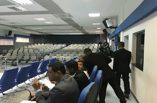 Vereadores de governo fazem sessão de portas fechadas para aprovar 'pacote de maldades' contra o Servidor Público