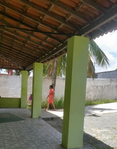Exposição ao perigo por todos que passam sob as árvores a procura de atendimento na unidade médica
