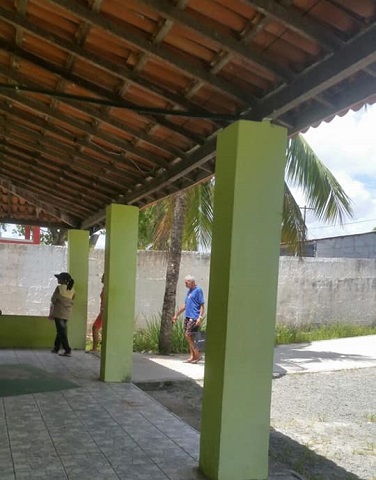 Exposição ao perigo por todos que passam sob as árvores a procura de atendimento na unidade médica