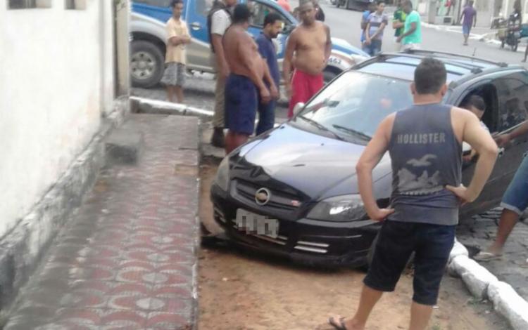 O condutor do veículo, que não teve o nome revelado, ficou no local aguardando a polícia chegar (Foto: Reprodução | A Voz da Bahia) O condutor do veículo, que não teve o nome revelado, ficou no local aguardando a polícia chegar (Foto: Reprodução | A Voz da Bahia)