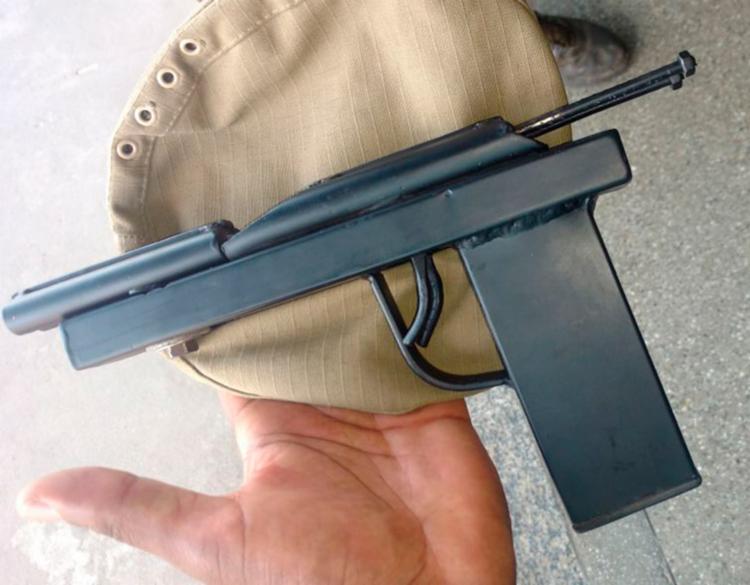 Arma artesanal utilizada para ameaçar a vítima, que foi encontrada bastante debilitada (Foto: Divulgação/SSP) Arma artesanal utilizada para ameaçar a vítima, que foi encontrada bastante debilitada (Foto: Divulgação/SSP)