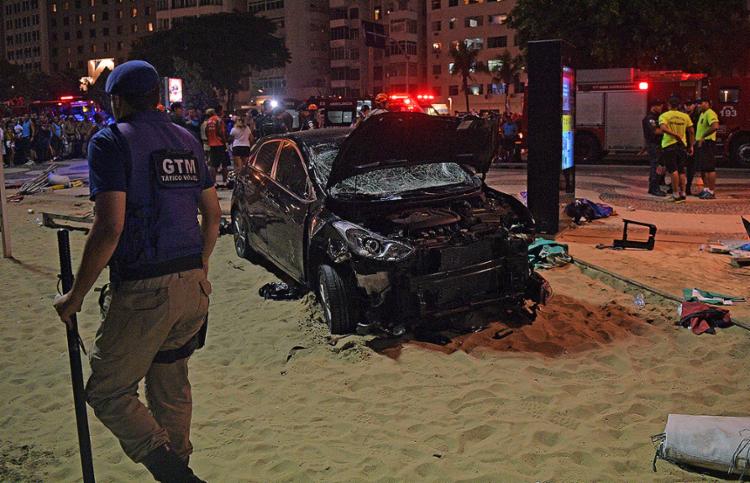 Veículo atravessou ciclovia e calçada e só parou no início da faixa de areia (Foto: Carl de Sousa l AFP)