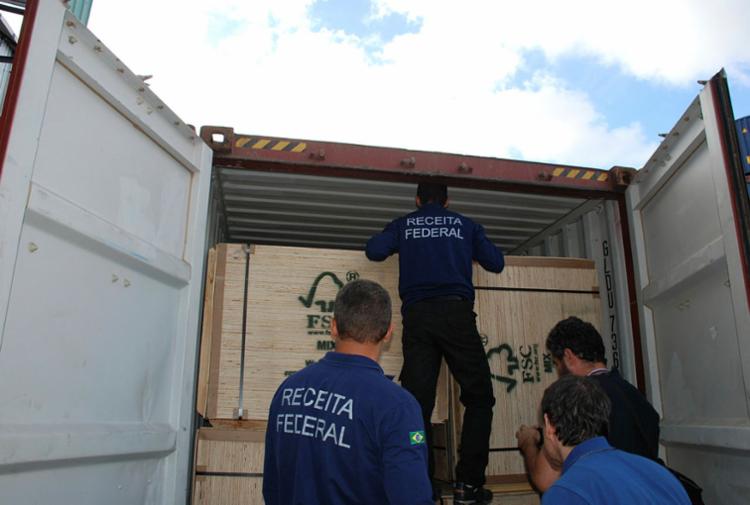 Funcionários da Receita federal encontram entorpecentes em carga no Porto de Salvador (Foto: Divulgação | PRF) Funcionários da Receita federal encontram entorpecentes em carga no Porto de Salvador (Foto: Divulgação | PRF)