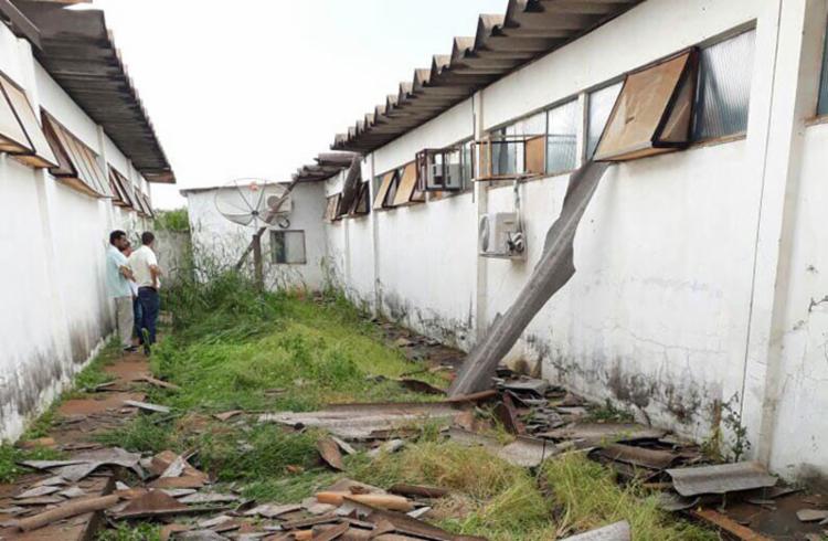 Parte da enfermaria do Hospital Regional da cidade ficou destruída (Foto: Reprodução | Achei Sudoeste) Parte da enfermaria do Hospital Regional da cidade ficou destruída (Foto: Reprodução | Achei Sudoeste)