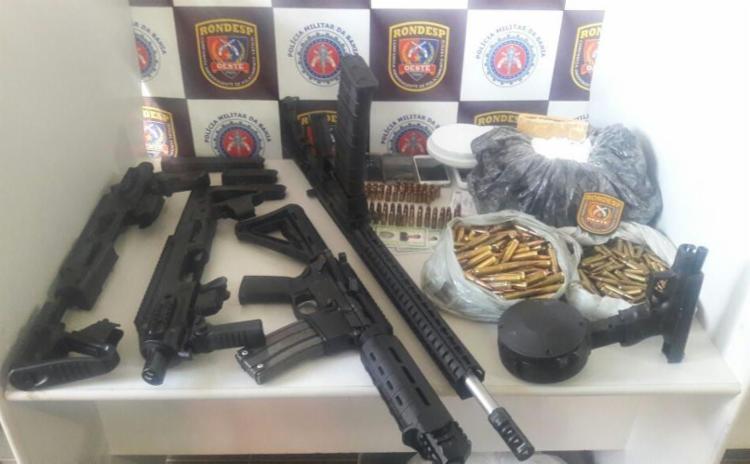As armas, munições e drogas estavam enterrados em um tonel de 200 litros (Foto: Divulgação | SSP-BA) As armas, munições e drogas estavam enterrados em um tonel de 200 litros (Foto: Divulgação | SSP-BA)