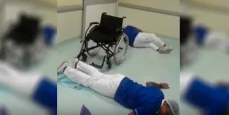 No vídeo, os dois homens estão uniformizados e usam uma cadeira de rodas na brincadeira