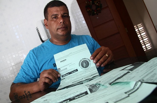 O taxista Fábio de Oliveira teve carteira suspensa após ultrapassar 20 pontos (Foto: Mauro Akin Nassor/CORREIO)