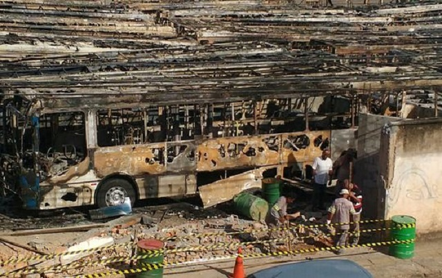 Maior parte dos veículos que estavam estacionados foi destruída (Foto: Mauro Akin Nassor/CORREIO)