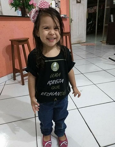 Menina foi atropelada na garagem de casa no último domingo (Foto: Reprodução)