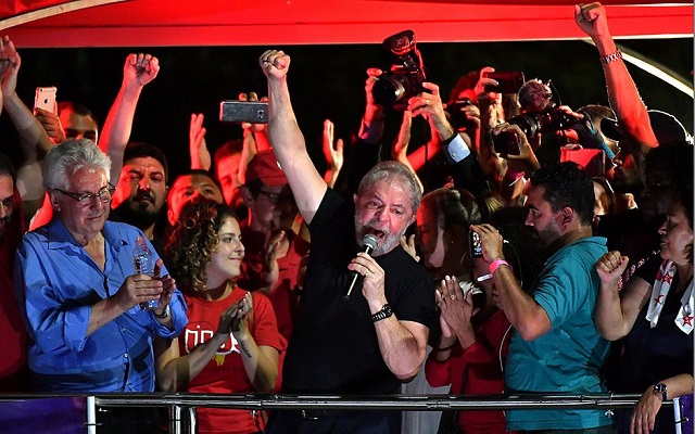 Lula participa de protesto e faz discurso na Praça da República (Foto: Nelson Almeida/AFP)