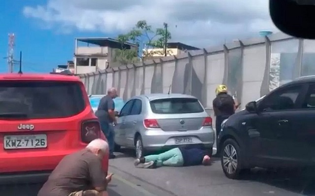 Tiroteios causaram fechamentos intermitentes da via, uma das principais da cidade