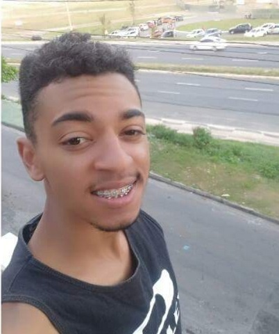 Alex, 19 anos, foi espancado e assassinado com um tiro (Foto: Nilson Marinho/ Reprodução/CORREIO) Alex, 19 anos, foi espancado e assassinado com um tiro (Foto: Nilson Marinho/ Reprodução/CORREIO)