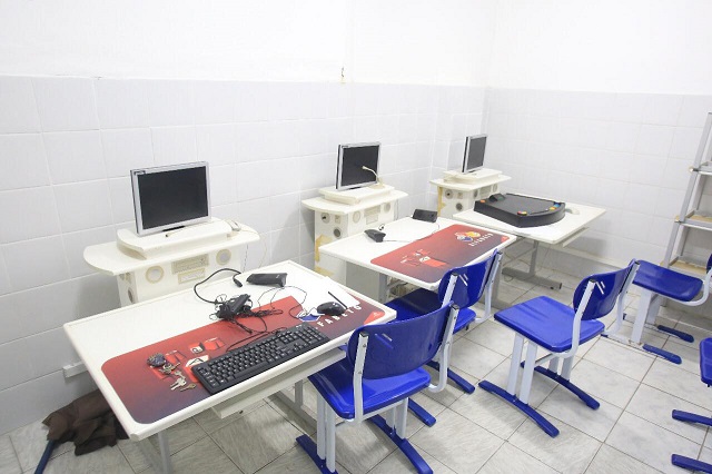 Bandidos arrombaram a sede da instituição e levaram os seis computadores usados para aula de informática Bandidos arrombaram a sede da instituição e levaram os seis computadores usados para aula de informática