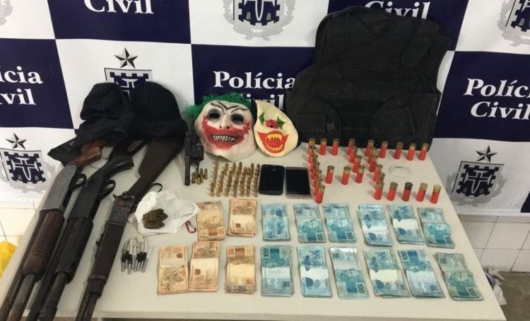Armas, munições, dinheiro e mascaras de palhaço foram encontrados com o bando (Foto: Divulgação | Polícia Civil) Armas, munições, dinheiro e mascaras de palhaço foram encontrados com o bando (Foto: Divulgação | Polícia Civil)