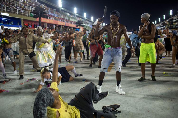 A corrupção, as agressões à natureza, o uso indevido de impostos, as disparidades sociais foram os temas abordados no desfile (Foto: Mauro Pimentel | AFP)