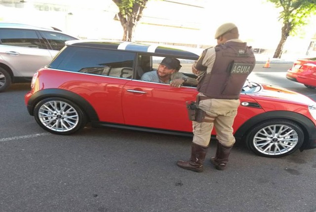 O vereador teria tentado despistar a polícia em abordagem na Av. da França (Foto: Divulgação | SSP-BA) O vereador teria tentado despistar a polícia em abordagem na Av. da França (Foto: Divulgação | SSP-BA)