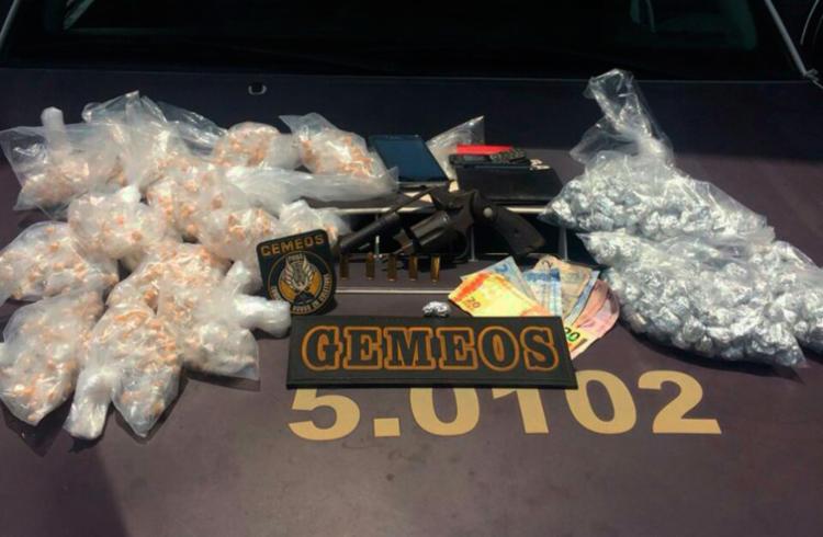 Foram apreendidos 999 pedras de crack, 237 trouxas de maconha, arma e munições Foram apreendidos 999 pedras de crack, 237 trouxas de maconha, arma e munições