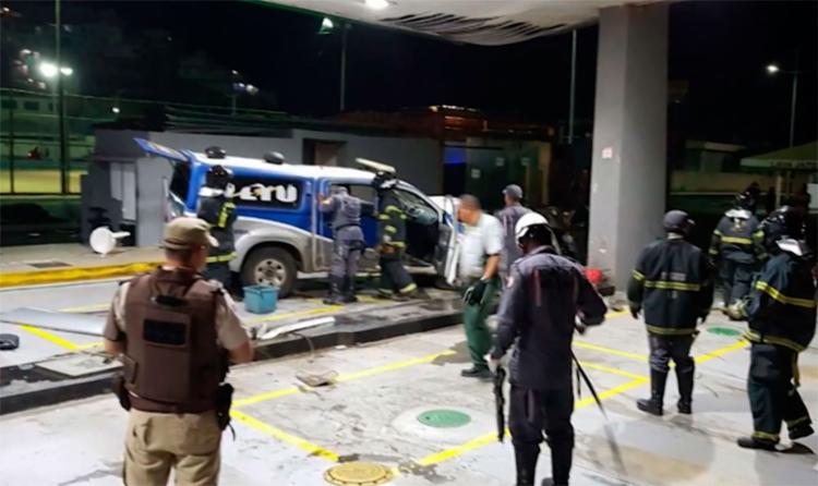 Bombeiros atuaram no combate às chamas (Foto: Reprodução | TV Bahia)