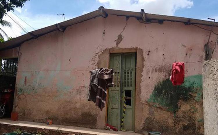 Homens encapuzados invadiram a casa pela porta dos fundos (Foto: Euzeni Daltro l Ag. A TARDE) Homens encapuzados invadiram a casa pela porta dos fundos (Foto: Euzeni Daltro l Ag. A TARDE)