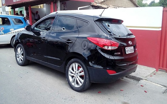 O casal estava dentro de um carro quando homens encapuzados chegaram atirando (Foto: Ney Silva/Acorda Cidade) O casal estava dentro de um carro quando homens encapuzados chegaram atirando (Foto: Ney Silva/Acorda Cidade)