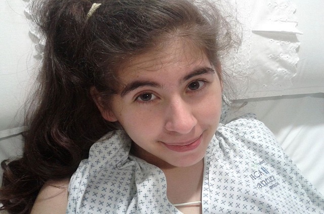 Paula Díaz sofre desde 2013 de uma doença não diagnosticada pelos médicos do país (Reprodução/Twitter) Paula Díaz sofre desde 2013 de uma doença não diagnosticada pelos médicos do país (Reprodução/Twitter)
