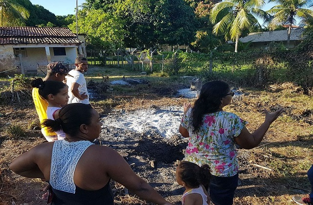 Moradores reunidos em quintal de motorista onde provável meteoro caiu (Raquel Saraiva/CORREIO) Moradores reunidos em quintal de motorista onde provável meteoro caiu (Raquel Saraiva/CORREIO)