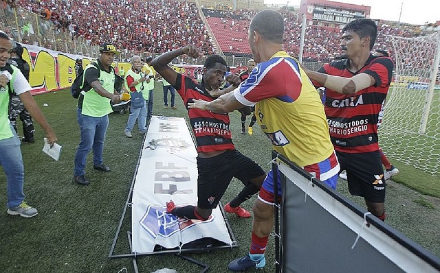 Após dança provocativa de Vinícius, rubro-negro perderam a cabeça e briga começou (Foto: Arisson Marinho/CORREIO) Após dança provocativa de Vinícius, rubro-negro perderam a cabeça e briga começou (Foto: Arisson Marinho/CORREIO)