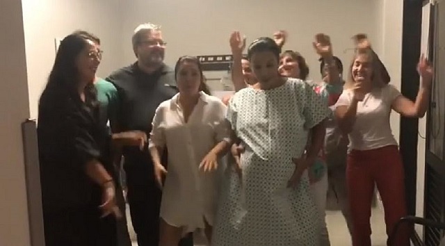 Cantora postou vídeo dançando com familiares na maternidade Cantora postou vídeo dançando com familiares na maternidade