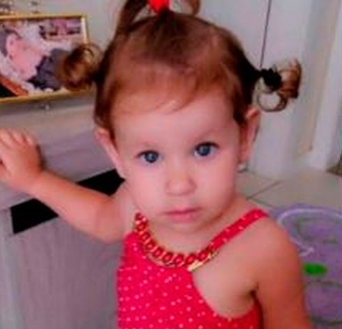 Menina não resistiu ao golpe que recebeu quando estava em carrinho (Foto: Reprodução)