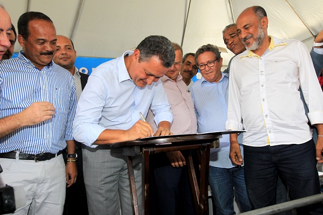 Rui entrega pacote de investimentos em segurança, saúde e infraestrutura