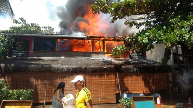A suspeita é que o incêndio foi causado por um curto-circuito, mas a informação só será confirmada após a perícia no local (Foto: Reprodução)