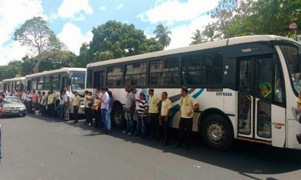 Trabalhadores realizam uma manifestação no centro da cidade (Foto: Reprodução)