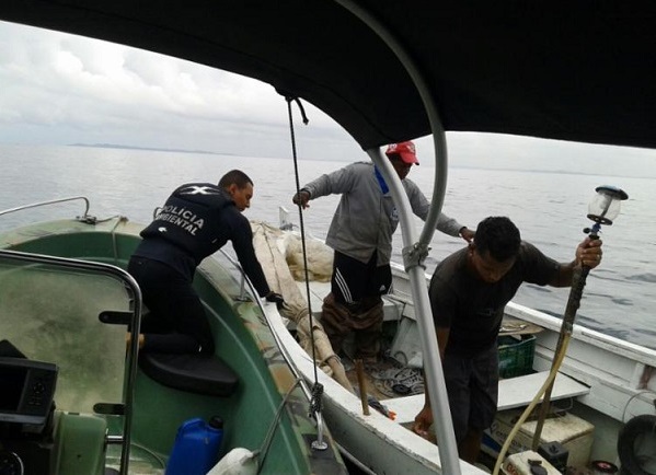 Pescadores estavam se preparando para retornar do mar quando a embarcação teve uma pane (Foto: Reprodução)