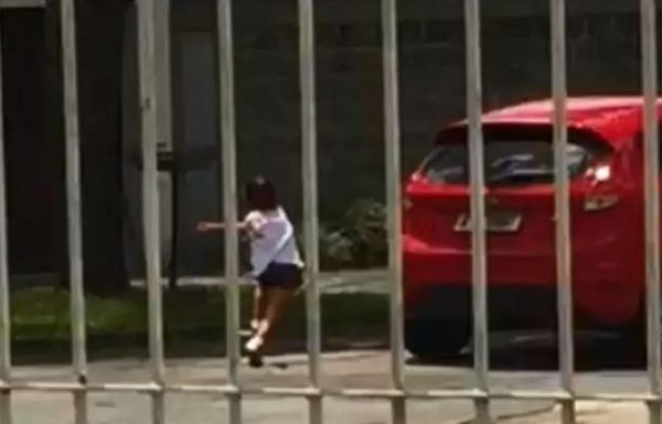 Mulher foi flagrada deixando a filha para trás e acelerando carro (Foto: Reprodução)