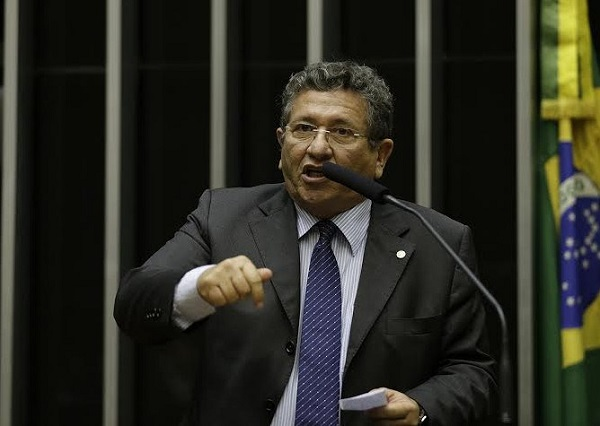 O deputado federal Luiz Caetano, vice-líder do Partido dos Trabalhadores, fez um discurso muito forte, contrariando Parente, e afirmando que a Fafen não será fechada (Foto: Divulgação)