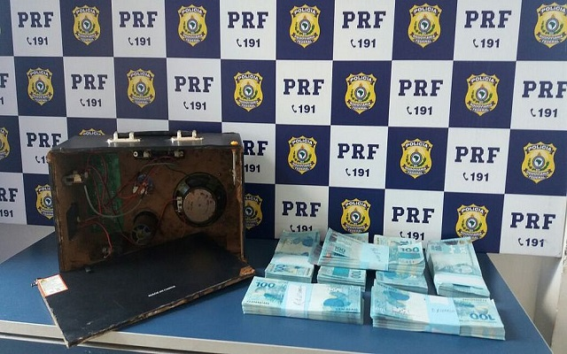 Dinheiro foi encontrado em bagagem de ônibus que ia de Ribeirão Preto (SP) para Salvador (Foto: Divulgação/PRF) Dinheiro foi encontrado em bagagem de ônibus que ia de Ribeirão Preto (SP) para Salvador (Foto: Divulgação/PRF)
