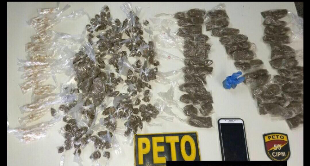 Com o homem, foram encontradas drogas como maconha e crack (Foto: Reprodução) Com o homem, foram encontradas drogas como maconha e crack (Foto: Reprodução)