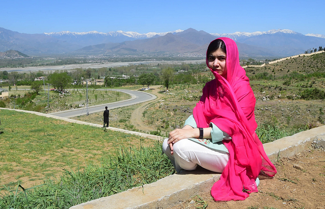Jovem está sendo escoltada em um forte esquema de segurança (Foto: Reprodução)