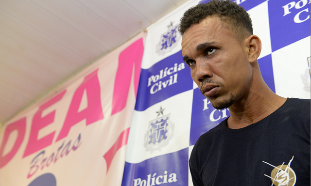 O açougueiro Rafael Santos, 28, ao ser apresentado pela polícia (Foto: Betto Jr./CORREIO) O açougueiro Rafael Santos, 28, ao ser apresentado pela polícia (Foto: Betto Jr./CORREIO)