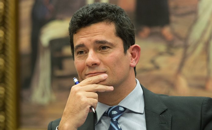 Outrora todo poderoso, incontestável, intocável, o juiz Sérgio Moro agora é visto com grande desconfiança pela população Outrora todo poderoso, incontestável, intocável, o juiz Sérgio Moro agora é visto com grande desconfiança pela população