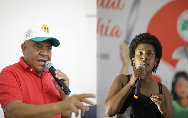 O deputado federal Valmir Assunção e a dirigente nacional do MST Lucinéia Durães (Fotos: Jonas Santos)