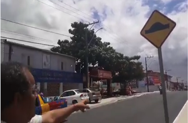 Placa sinalizadora de que há – e havia – um quebra-molas, porém não se sabe o motivo por que foi retirado e mantido só a sinalização (Imagem Reprodução) Placa sinalizadora de que há – e havia – um quebra-molas, porém não se sabe o motivo por que foi retirado e mantido só a sinalização (Imagem Reprodução)